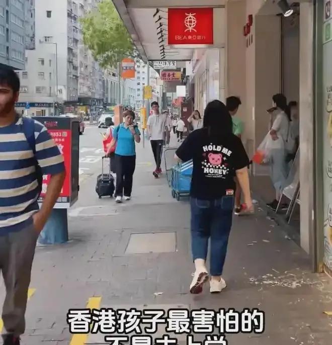 一位香港网友说，他小时最大的愿望就是长大能当大官，然后把香港通往深圳的路给封了。