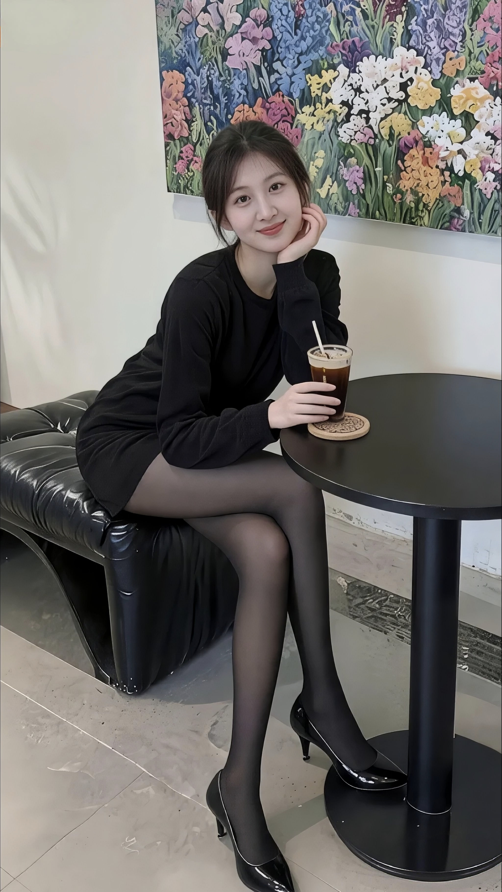 秋日午后的松弛感是黑裙给的☕今天的ootd是“毫不费力的温柔”—...