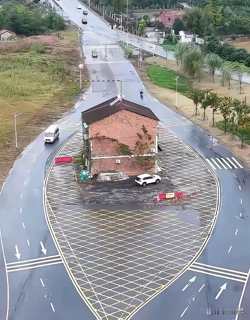 同村人都住上了小洋房，不知道这家钉子户后悔了没有。