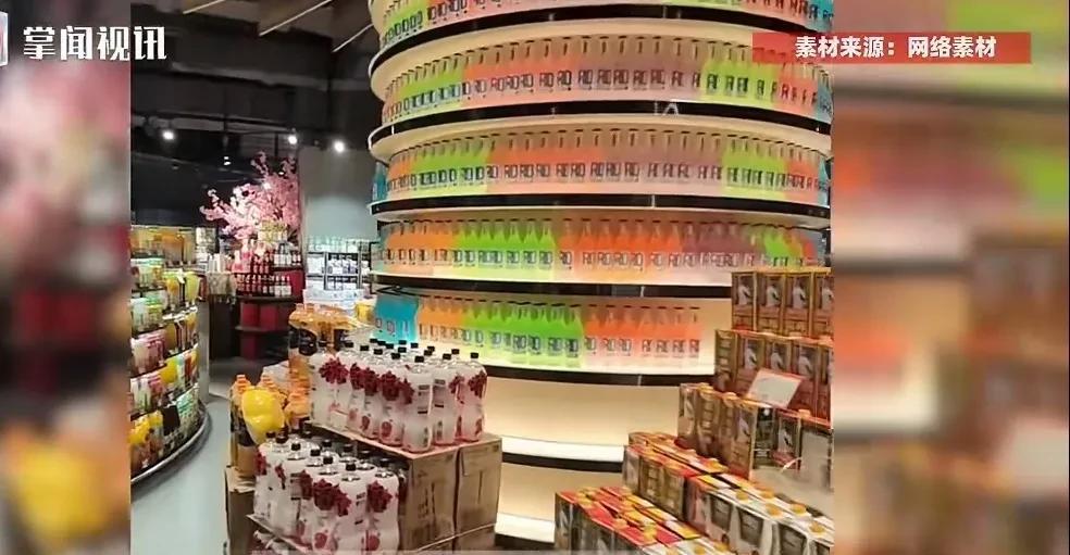 上海，一老太去超市二楼检纸箱，进入超市后，私自乘坐，超市内部客梯上到2楼。拿了东