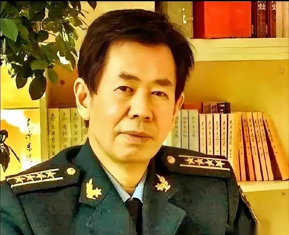 一个叫卢麒元，一个叫戴旭。两人身处不同领域，却都凭着一针见血的观点、扎根现