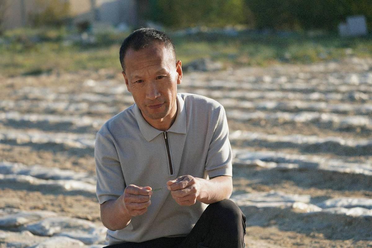 2005年，山西一位农民没钱住宾馆，无奈在沙漠里搭个塑料布过夜，万万没想到，他获