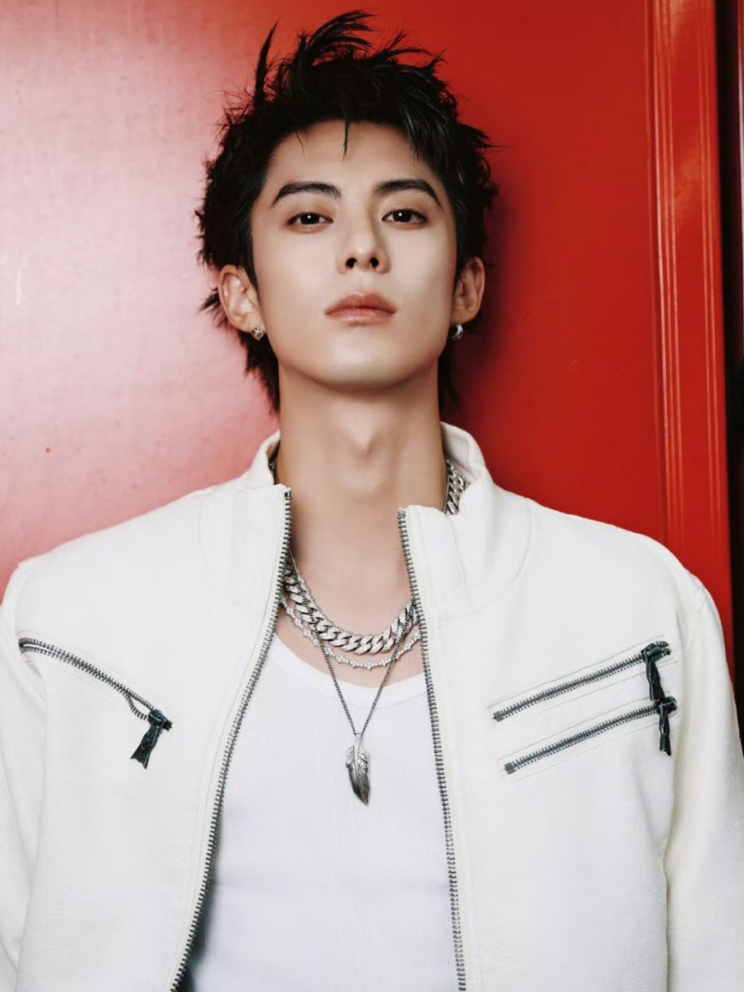 王鹤棣打掉私生手机王鹤棣结束私人篮球行程离场时，遭多名拍摄者贴身围堵、手机怼脸