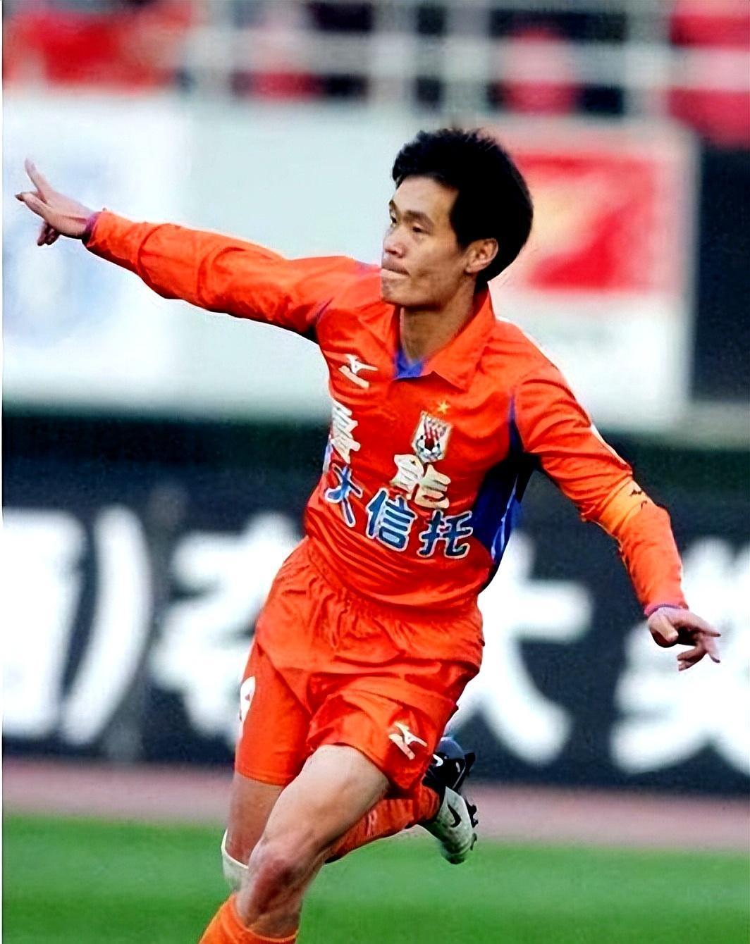 2001年，李霄鹏正值职业生涯巅峰。记者电话采访，约定不聊国家队，聊聊足球之外的