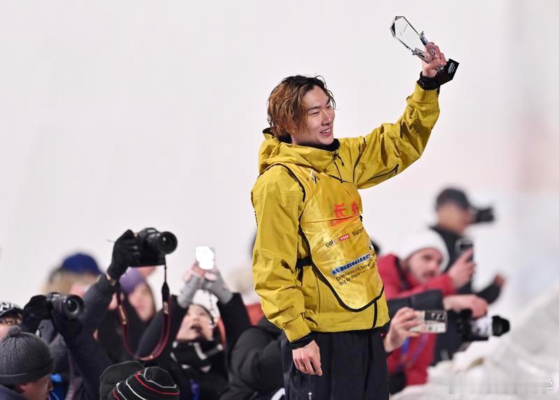 根据国际雪联官方中文社交媒体消息，中国运动员苏翊鸣已获得本赛季单板滑雪大跳台世界