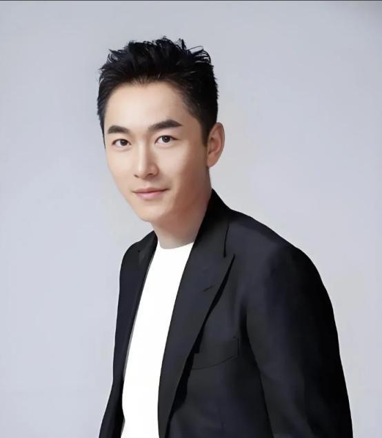 演员拍戏已经挣不了多少钱了，朱泳腾说：“拍戏就像个金字塔，顶尖的大概就50个人左