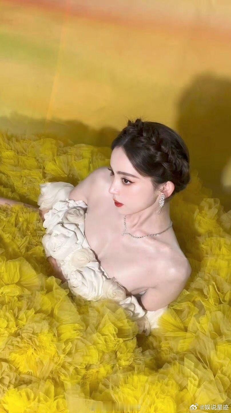 温文儒雅古力娜扎美的具象化了！