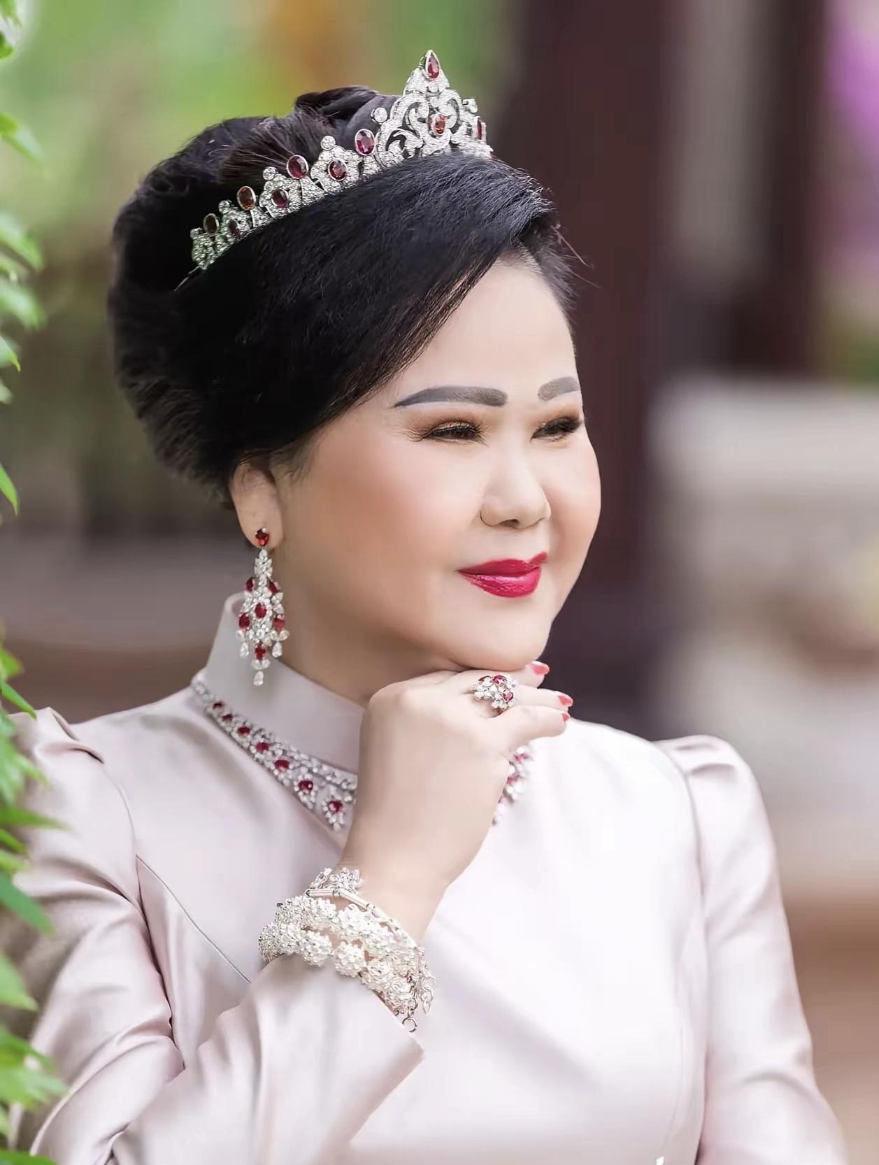 洪森亲王的夫人文拉妮亲王这么多珠宝首饰是真的吗？钻石王冠都戴上了，不比英国的卡米