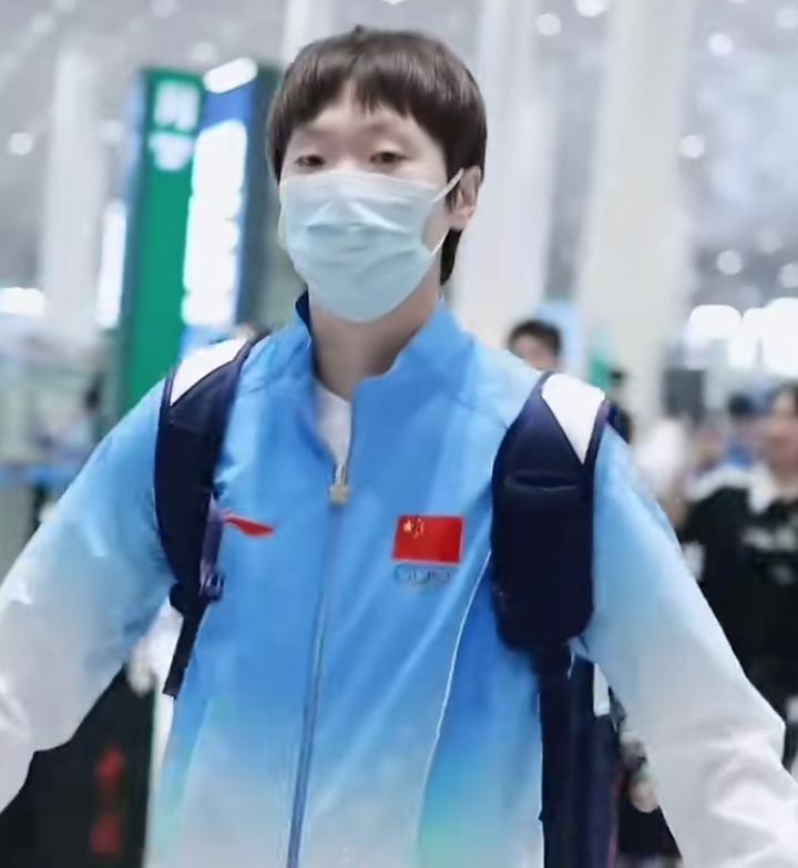 9月16日清晨，王曼昱背着双肩包，手提行李箱，跟随中国乒乓球队从北京出发，飞赴日