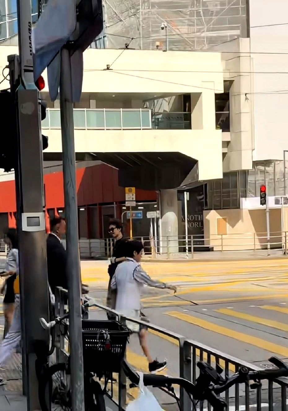 澳门答谢宴刚办完，奚梦瑶转头就收到了婆婆梁安琪送的22个龙凤手镯，一家人在香港街头溜达，全程就跟了一