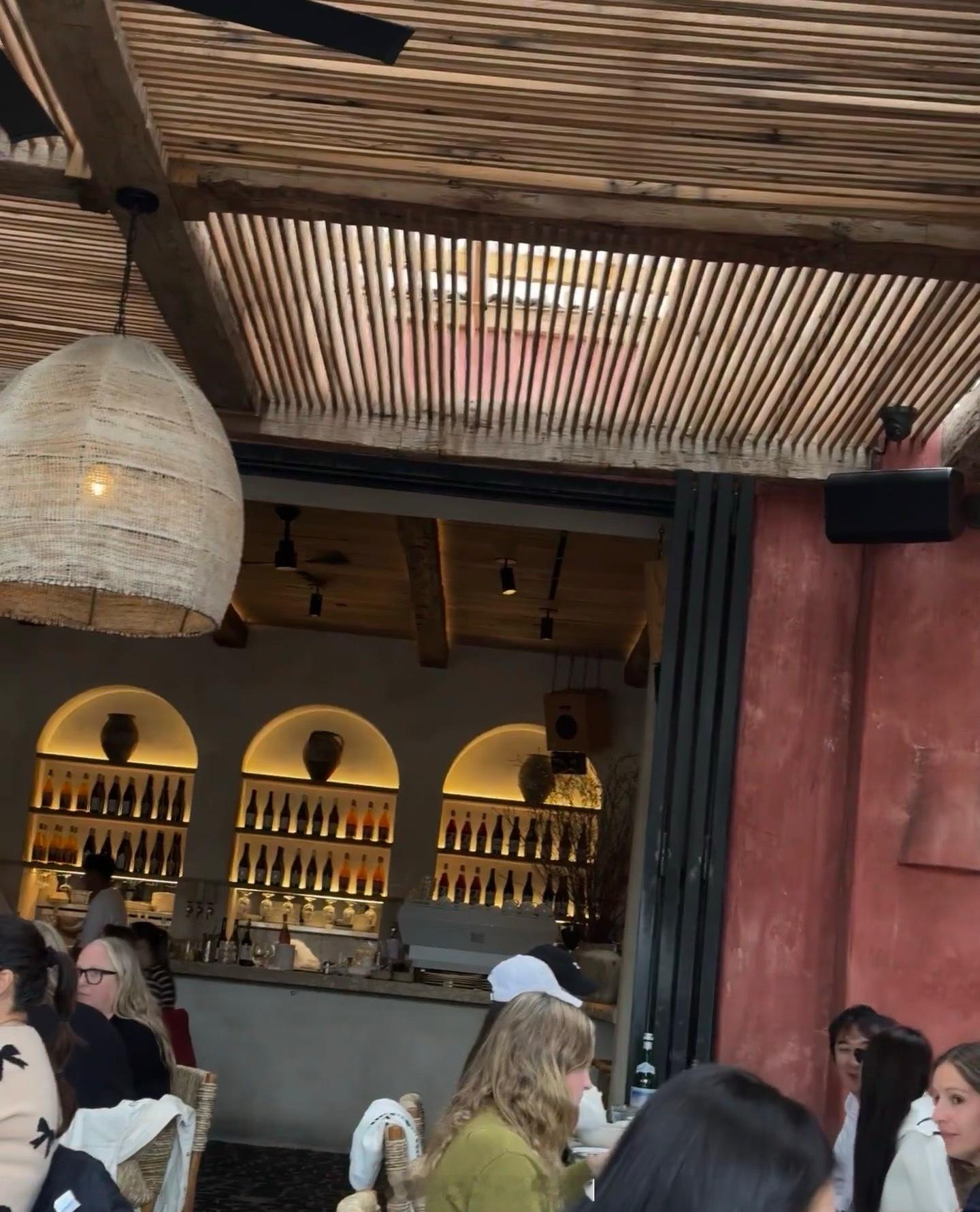 王思聪现身好莱坞网红餐厅吃饭被偶遇，跟美女聊天开心的像个孩子！