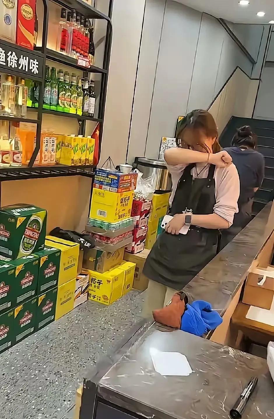 江苏徐州一家小餐馆，今天发工资时，老板差点没绷住。三个刚满20岁的女服务员，领完