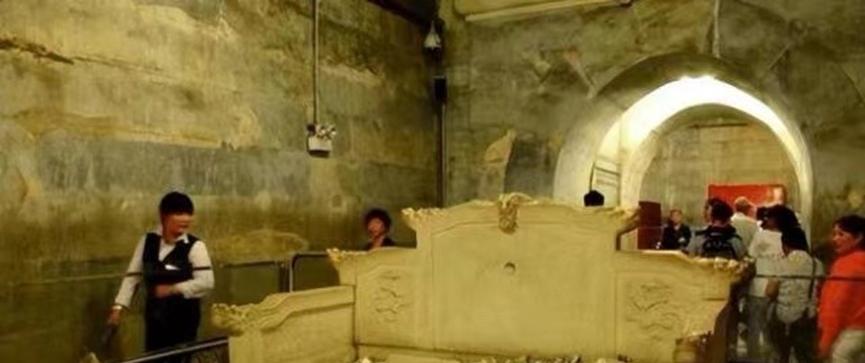 1956年郭沫若带着团队挖了明朝万历皇帝的定陵地宫，结果没几年他老婆和儿子都自杀