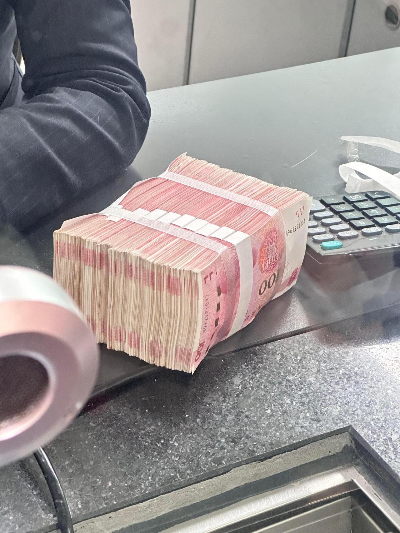 周筱赟律师在建设银行山东东营支行取款被盘问并报警的事件，表面看是普通银行业务纠纷