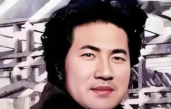 别再信网红降价那套了。70岁的张纪中刚用一把团扇，扇醒了整个直播行业。他直播间