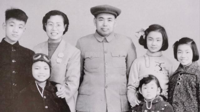 上世纪60年代的一天，南京军区司令许世友上将的女儿正在门口玩耍，一个鹤发童颜的老