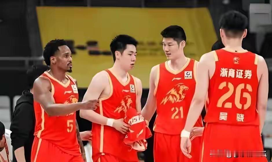 广厦不光卫冕失利，可能五年无冠原因是：原来广厦引以为傲的是广厦三少，胡金秋，孙