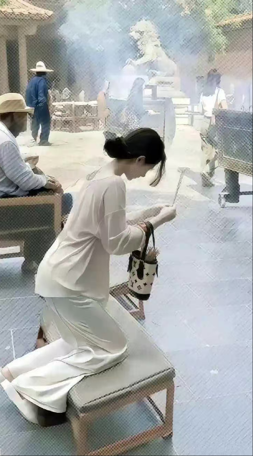 一看就是富贵人家的女人，她还缺啥啊？