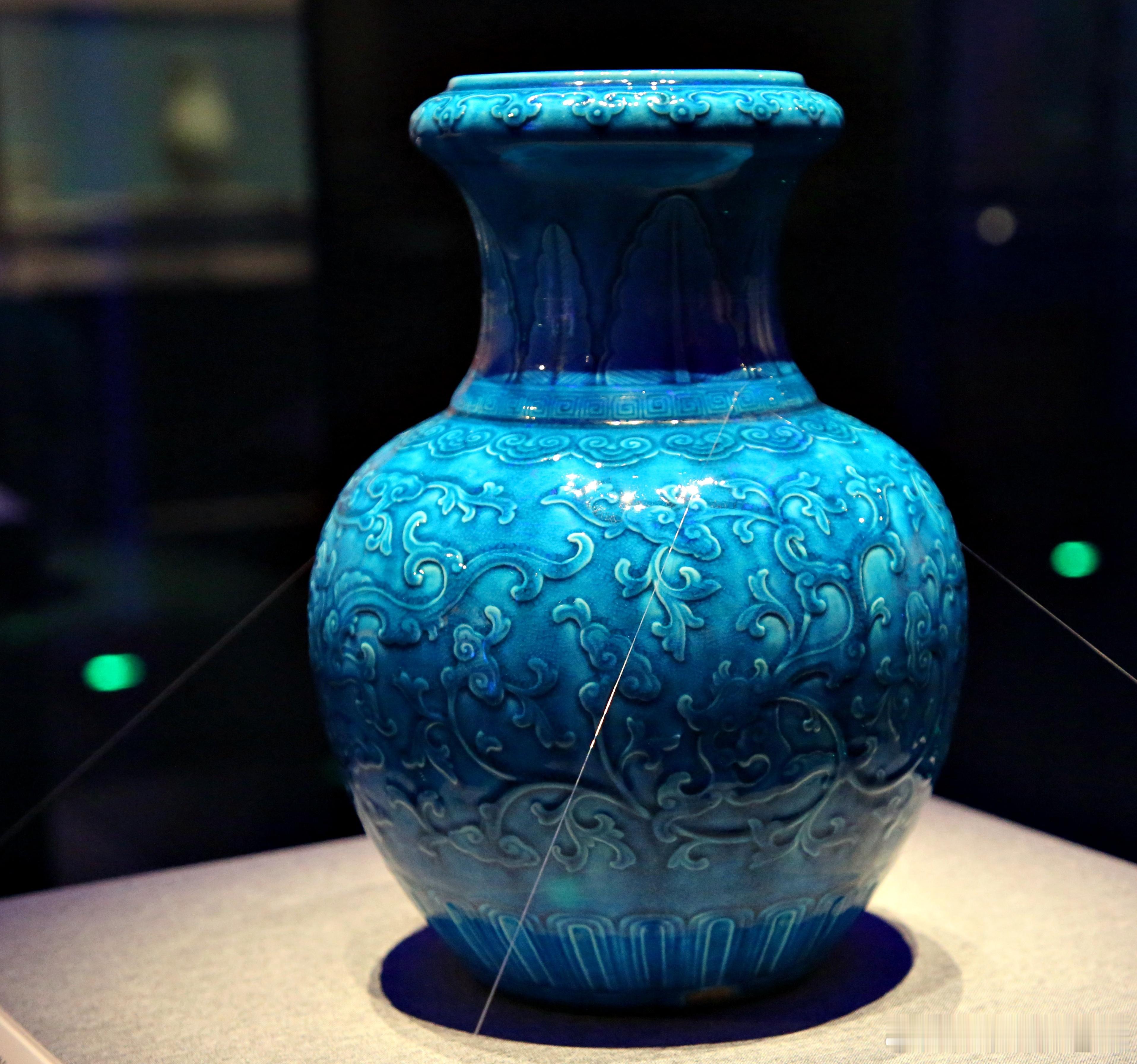 孔雀绿釉凸刻夔凤纹尊清雍正（公元1723-1735年）故宫博物院藏这是一件仿古