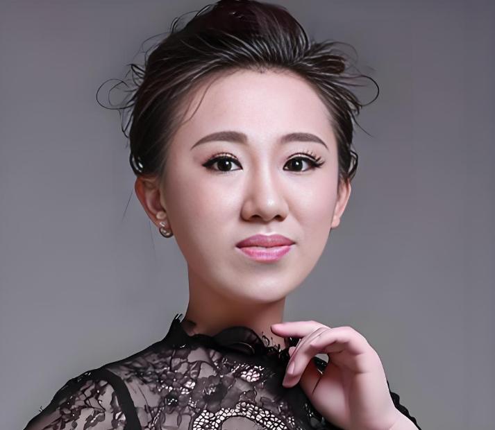 丫蛋本名叫吕品，38岁，已婚还生了三个娃。头一任丈夫是王金龙，2009年他俩结婚