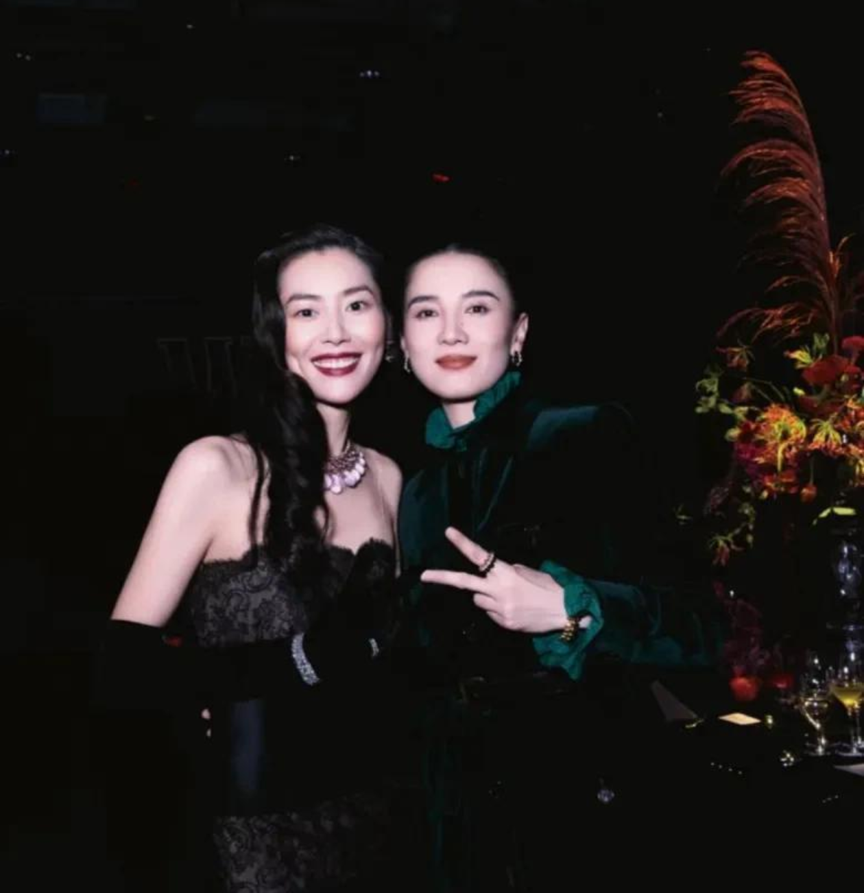 内娱活人还得看宋佳！盛典后台撞见井柏然刘雯，直接当面嗑糖，完全就是现实里的我本人。▪️贴脸名场面：宋