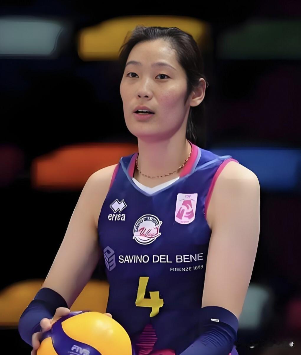 关键分找朱婷!今天凌晨，意甲女排第25轮，朱婷所在的科内利亚诺女排3-1战胜佩