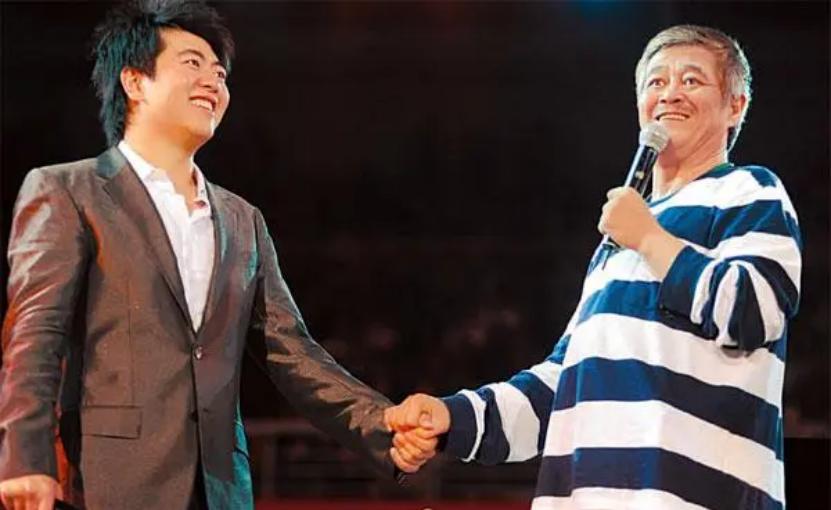 1990年，朗朗到赵本山家拜年，一时兴起便弹了一段钢琴，赵本山一高兴给了他300