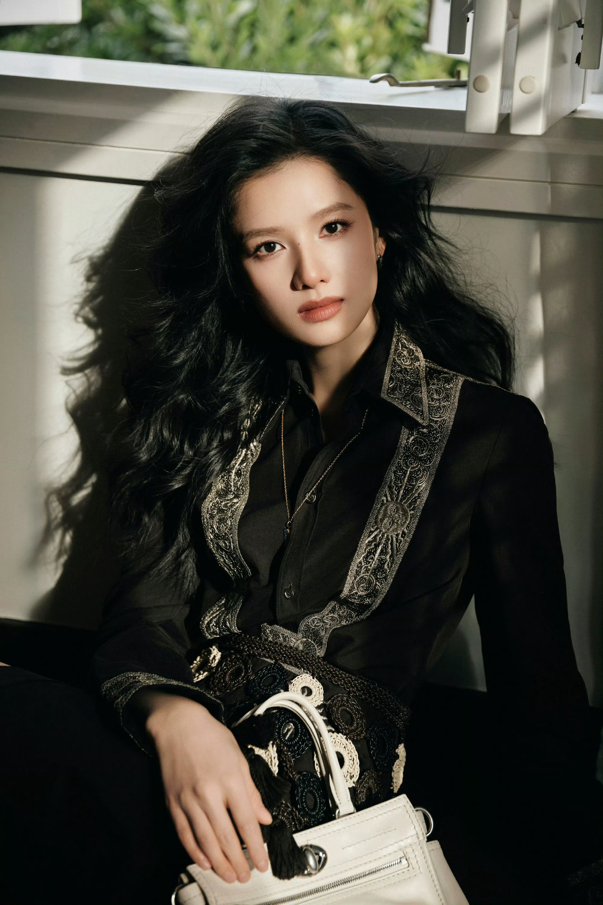 张婧仪今日造型，身穿Burberry26夏季系列出镜，最近营业率堪称“劳