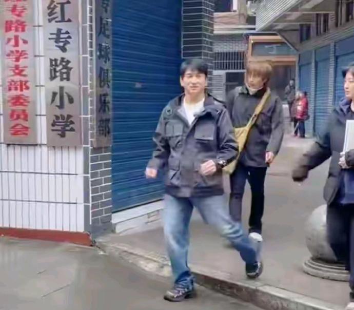 近日，有网友在武汉街头偶遇吴奇隆，无修生图下，他的挺拔身形与出众气质和路人形成鲜