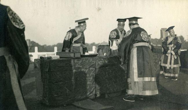 1915年12月12日，袁世凯终于登上帝位。有人专门算过一笔账，袁世凯为了自己的