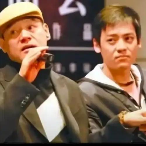 2002年，演员巍子把儿子王紫逸送到国外留学。没想到儿子三天两头向他要钱，察觉