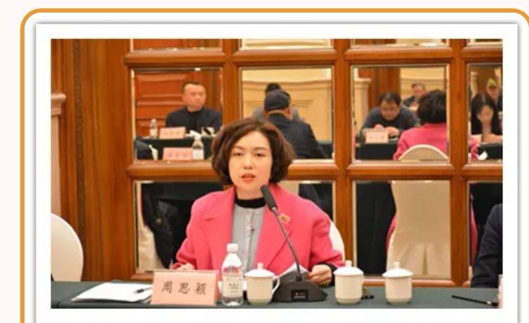按照宪法第41条规定，重庆市举报民政局官员的这名女性无疑是有权力举报民政局官员的