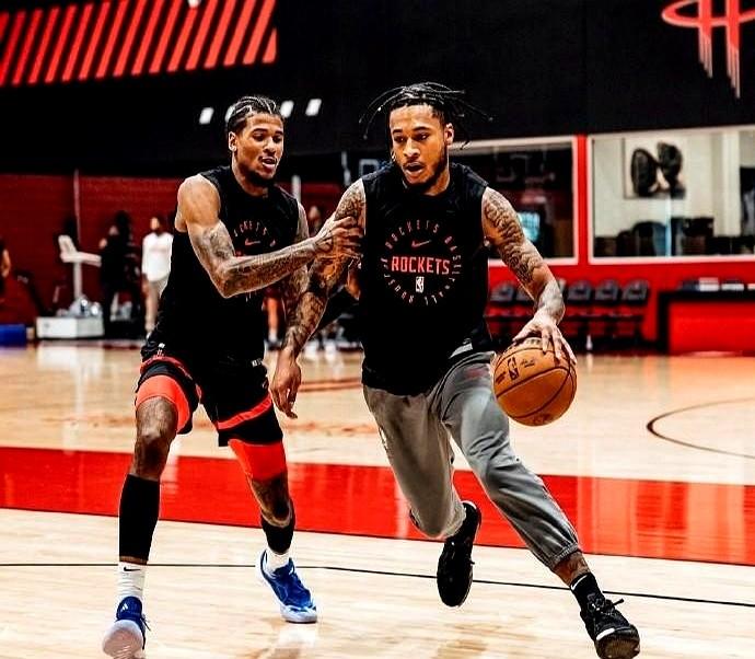 说火箭队医是预言家，这回我真有点信了。休赛期火箭为了争冠，送走了队里身体天赋