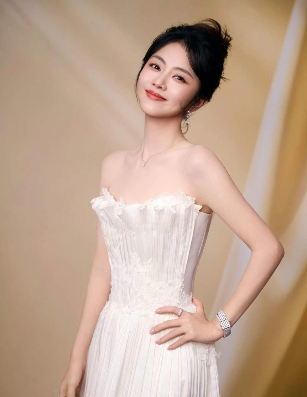 1.谭松韵和刘学义在新剧中仅有一场吻戏，是导演觉得现场氛围恰到好处，临时新增的戏