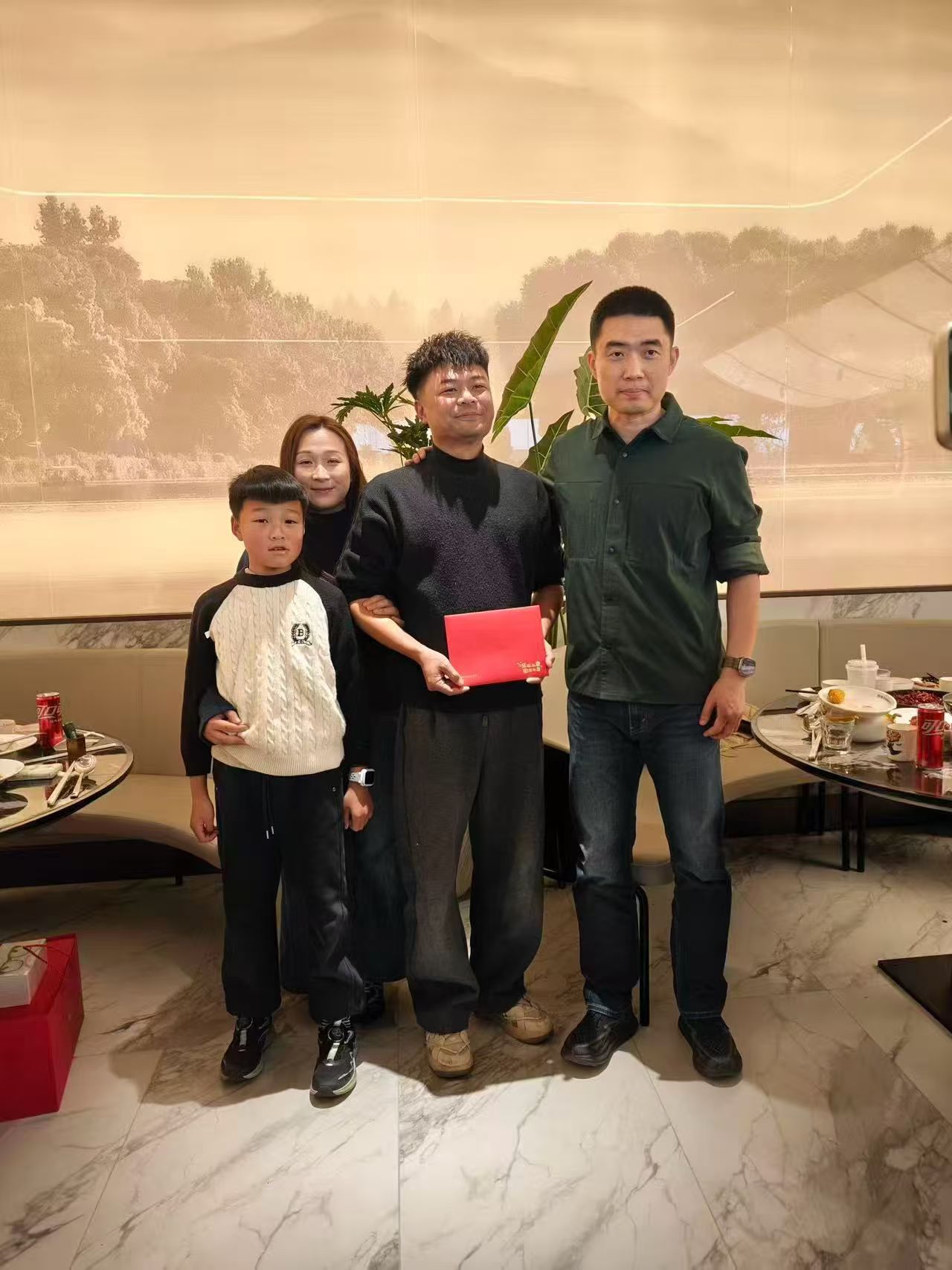 前不久有位理想车主救下了一位准备跳桥的陌生人，理想的创始人李想当时就说想请这位车