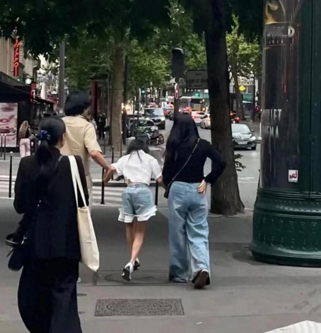伊能静与秦昊一家三口频繁出游，近日被网友在巴黎偶遇。伊能静和女儿穿搭精致，而秦昊