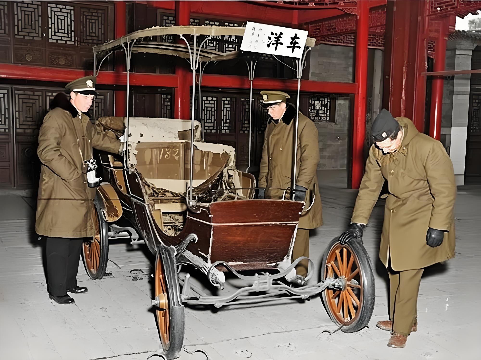 1945年，在颐和园展览的慈禧太后的汽车已经残破不堪，右前轮的轮胎已经快被割干净