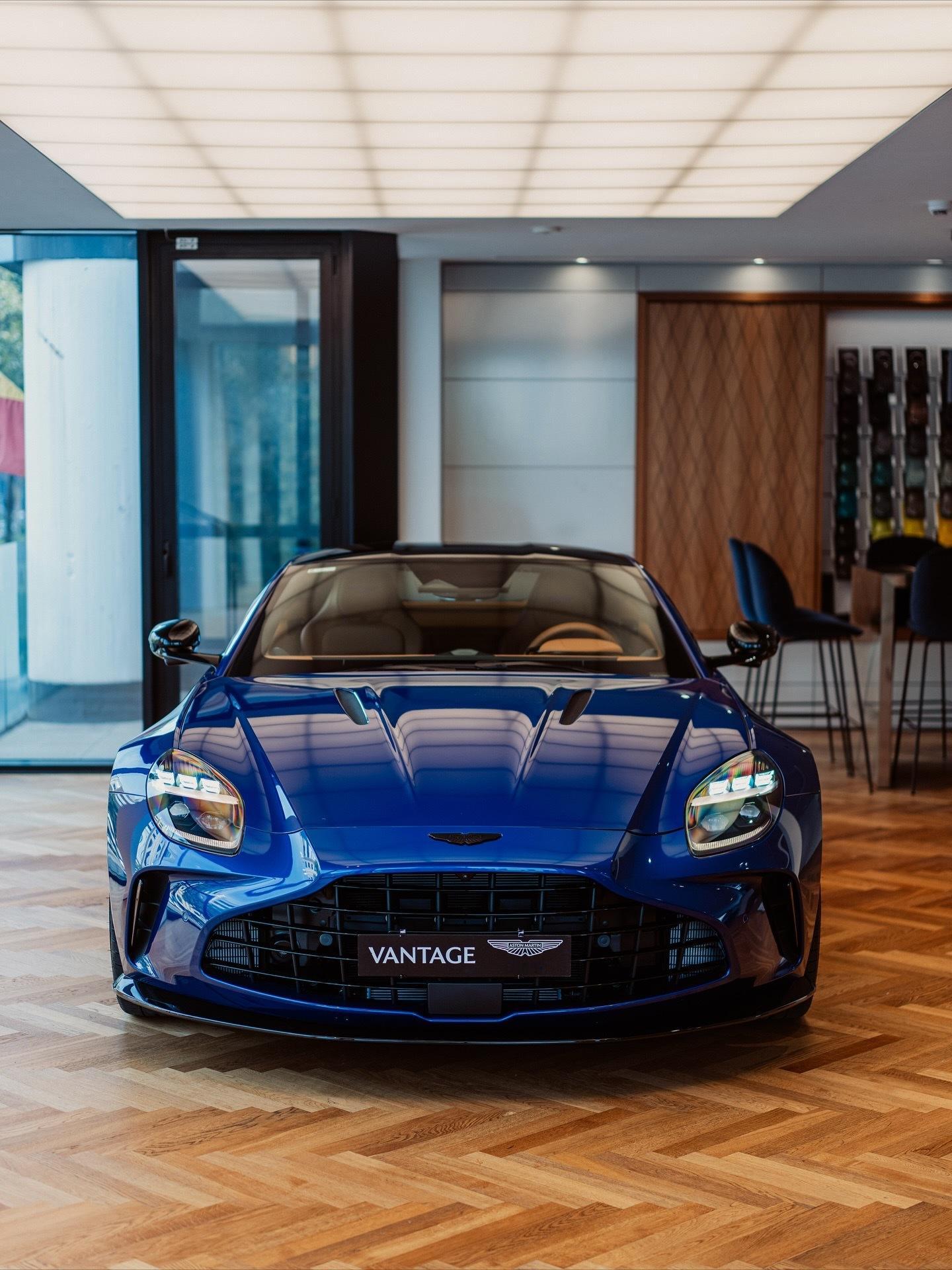 AstonMartinVantage香车配美女外饰为离子蓝，内饰为牛津棕。