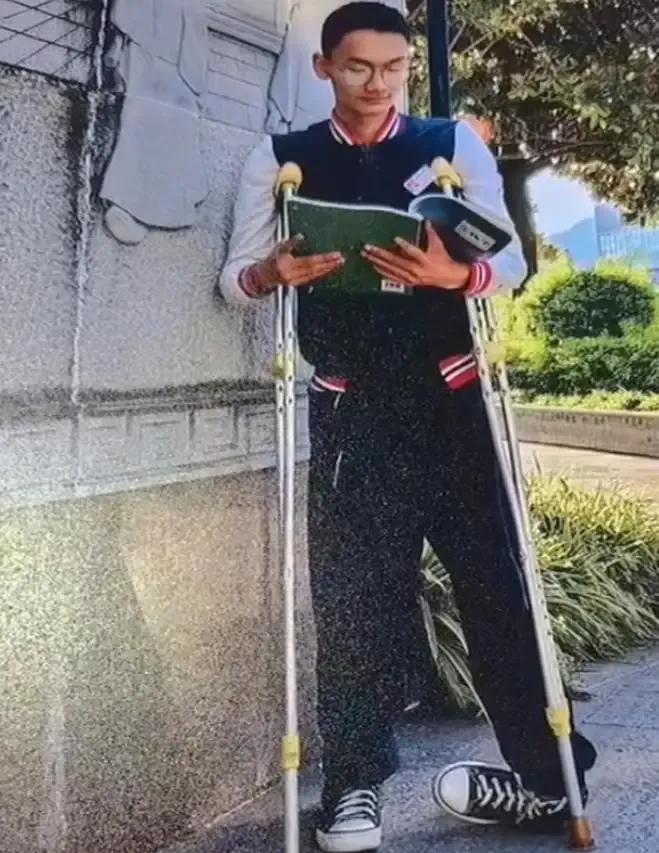 #录取书送达时凉山拄拐少年已离世#一封寄往天国的录取通知书，拄拐少年请查收