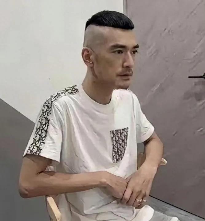 如果不说，我还可以这是哪个隔壁村的老大爷呢，留着盖头，胡子拉碴，穿着短袖皱皱巴巴