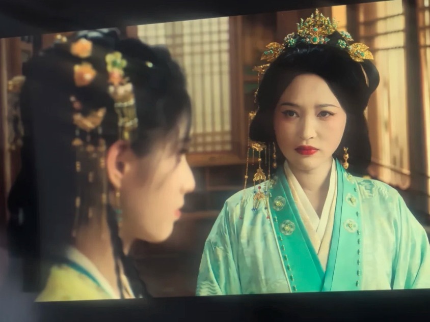 雀骨金莎居然都演妈了女主年龄太小了正在审判前两集，剧质感不错，侯明昊很帅造型也