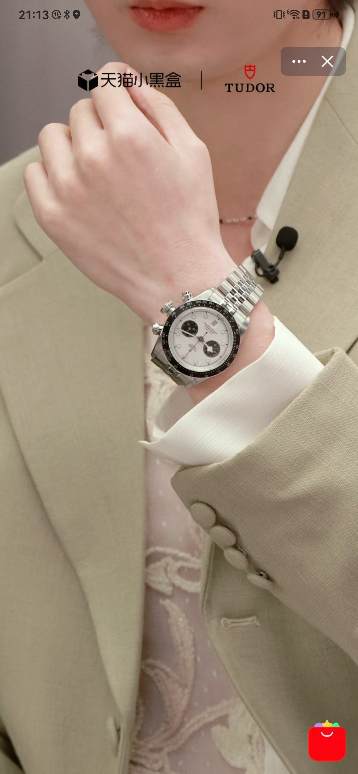 这是我担的手，原图直出，好白好白，成毅这冷白皮羡煞多少人。想到某天天捆绑的学人精