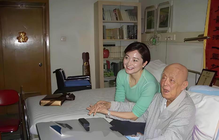 这个老人是谁啊？来头不小啊！林青霞居然握着他的手，亲自去拜访他。