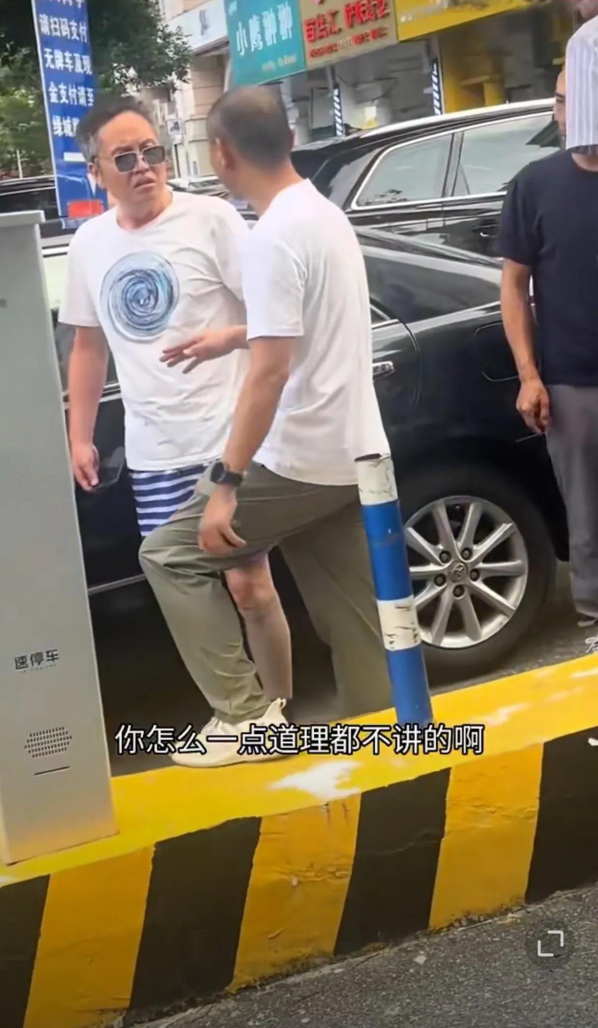 一位山东车主，不愿意缴纳6元停车费，而堵住出口，他觉得上海停车场只免费停15分钟
