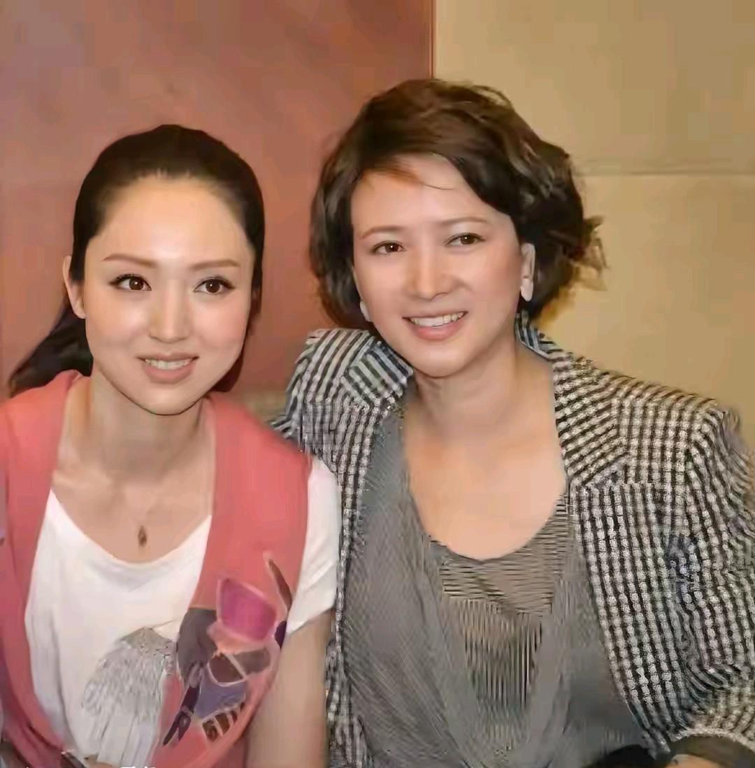 何晴的妹妹何明比姐姐还漂亮，这对姐妹是幸福的姐妹。何晴那么出名，妹妹也不比她差。