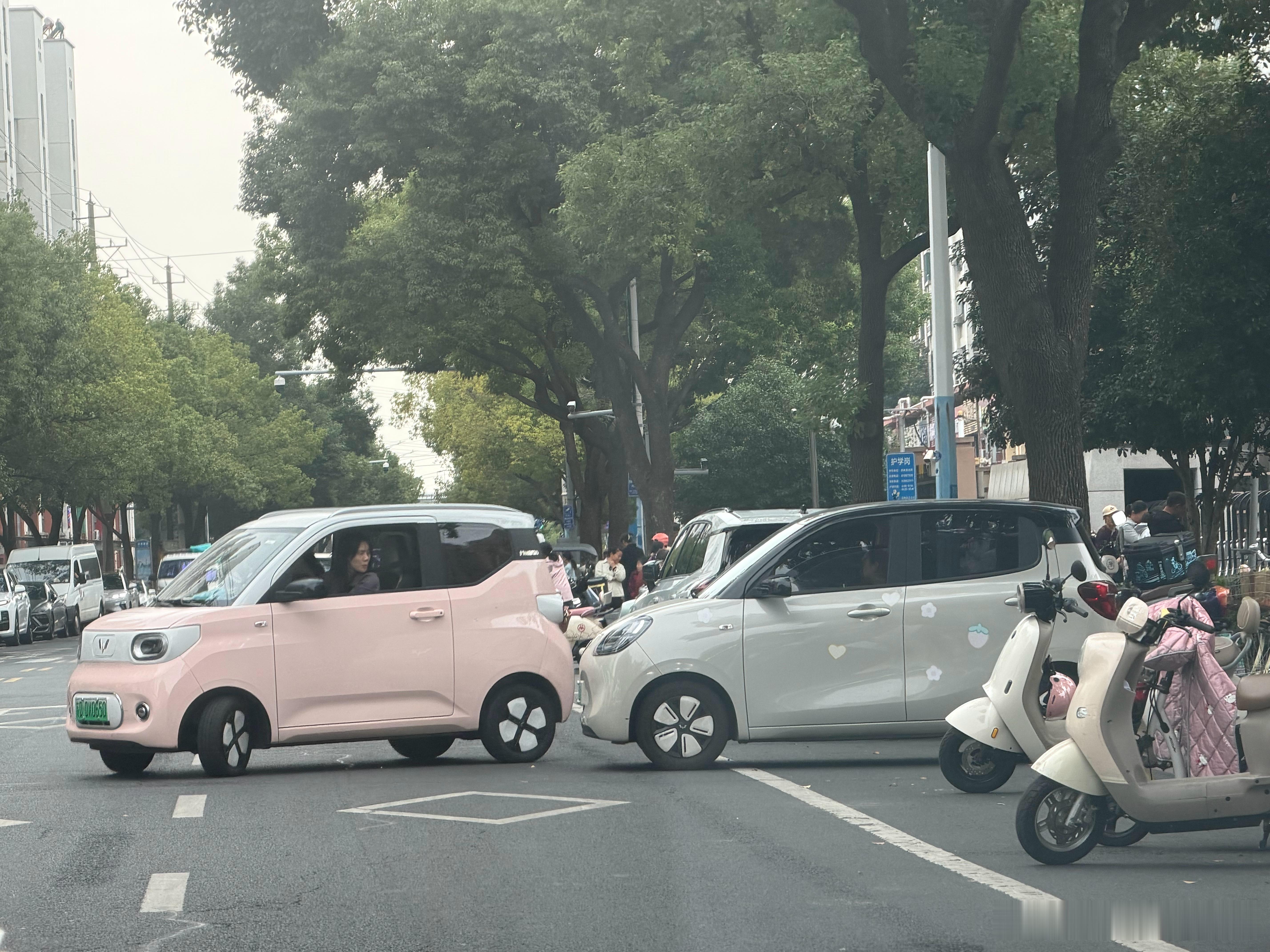 我都想买一台这玩意儿接孩子了…学校门口拍违停，横着停真是开挂了[捂脸哭]不过还是老