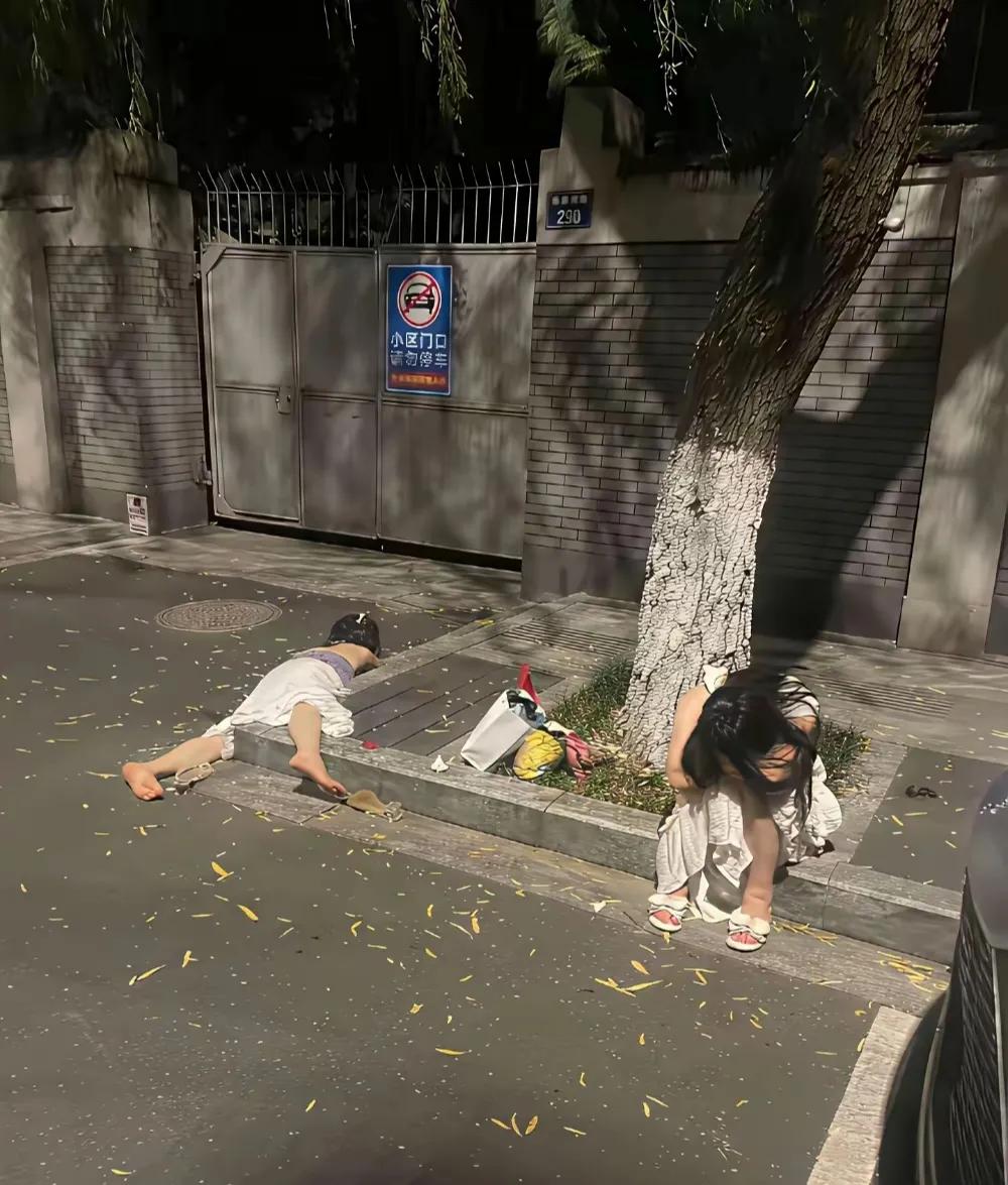 现在的年轻人怎么了？女孩子这样，是不是生活压力太大了？