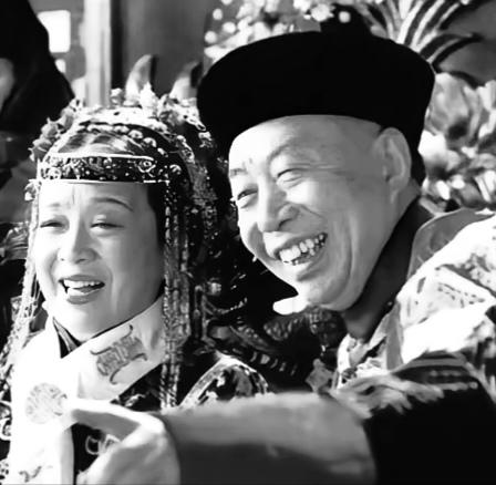 1908年，慈禧临终前，死死盯着伺候自己38年的李莲英，想拉他陪葬。老李不哭