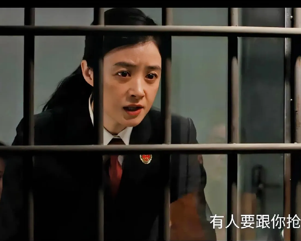 《以法之名》郑雅萍击拜访王彧，并再一次审问万海，从两人的话术推断出了当时的真相