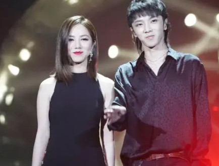 2017年，华晨宇担任导师时，点评毛不易的时候说：“你的曲子在我这里从未过关，说